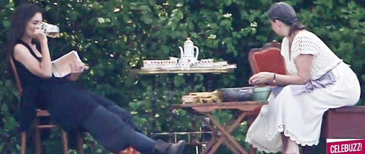 Katie Holmes bebe cerveja em <i>set</i> de novo filme