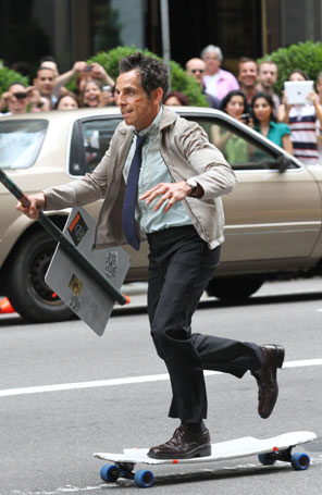 Ben Stiller é fotografado andando de <i>skate</i> em <i>set</i> de novo filme