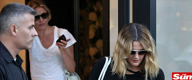 Cameron Diaz ajuda Drew Barrymore na prova do vestido de casamento