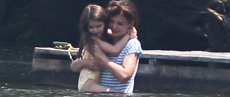 Katie Holmes e Suri Cruise curtem tarde no lago