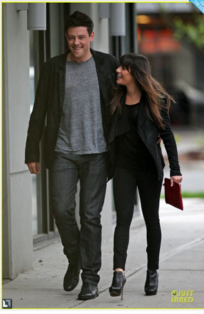 Lea Michele e Cory Monteith passeiam por Vancouver