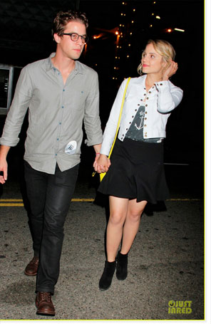 Dianna Agron é vista de mãos dadas com diretor