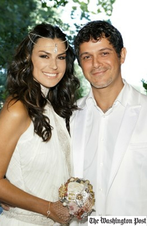 Alejandro Sanz surpreende convidados e se casa com Raquel Perera