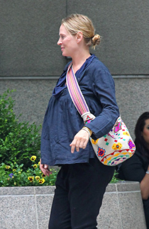 Uma Thurman exibe o barrigão