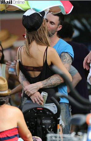 Adam Levine é flagrado beijando outra <i>angel</i> da <i>Victoria´s Secret</i>