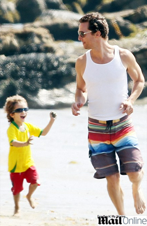 Matthew McConaughey é flagrado com os filhos em Malibu