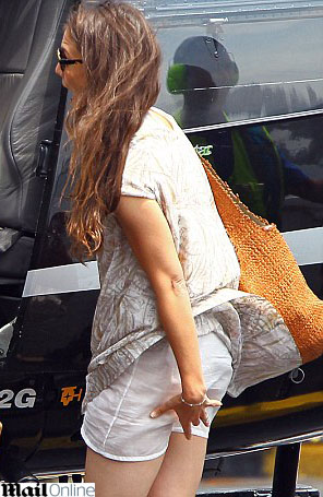 Katie Holmes se descuida ao embarcar em helicóptero