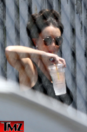 Lindsay Lohan muda a cor dos cabelos
