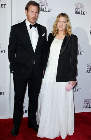 Drew Barrymore faz jantar de ensaio para casamento