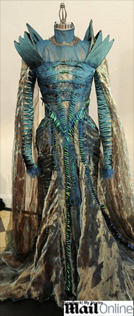 Vestido de Charlize Theron em filme foi feito com escaravelhos