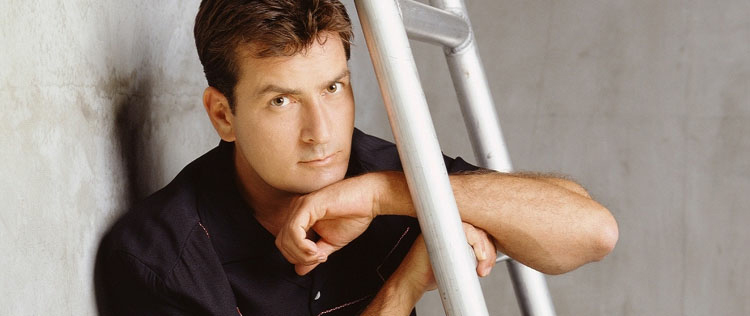 Charlie Sheen volta a fazer festas exageradas em sua casa