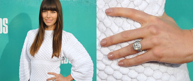 Jessica Biel mostra anel de noivado de 265 mil reais em evento