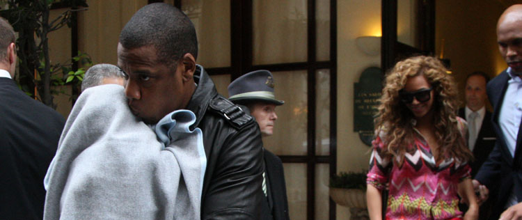 Marido de Beyoncé protege filha dos <i>flashes</i>