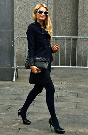 Paris Hilton usa vestido comportado para ir à corte em Nova York