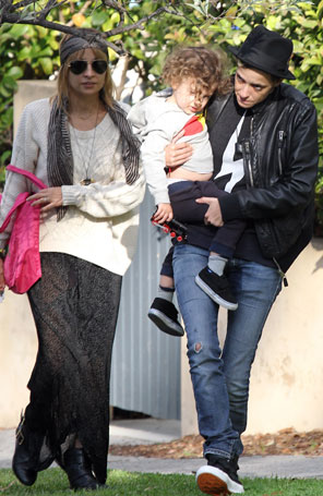 Nicole Richie passeia com filha e Samantha Ronson em Sidney