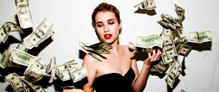 Emma Roberts posa jogando dinheiro para o ar