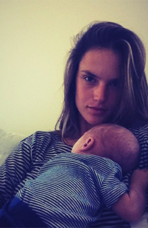 Alessandra Ambrósio posa com o filho no colo