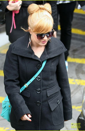 Kelly Clarkson usa penteado em forma de laço
