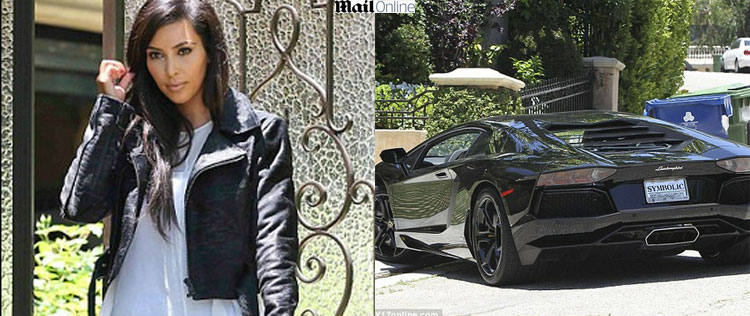 Kim Kardashian sai de sua mansão em carro de luxo de 800 mil reais