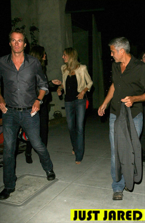 George Clooney janta com namorada e amigos