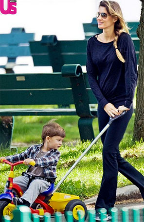 Gisele Bündchen exibe barriguinha em passeio com filho