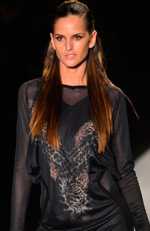 Izabel Goulart elogia os biquínis brasileiros: - <i>Não tem igual</i>