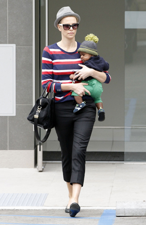 Charlize Theron raspa o cabelo