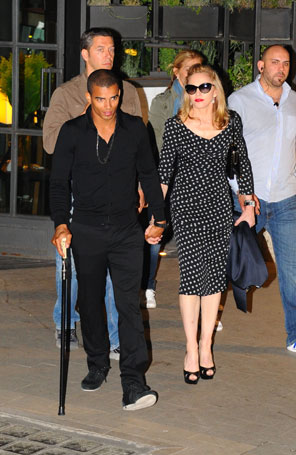 Madonna sai para jantar de mãos dadas com <i>affair</i>