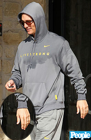 Matthew McConaughey é flagrado pela primeira vez com aliança de casamento