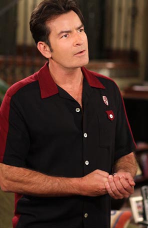 Criador de <i>Two and a Half Men</i> disse que teve coração partido ao demitir Charlie Sheen