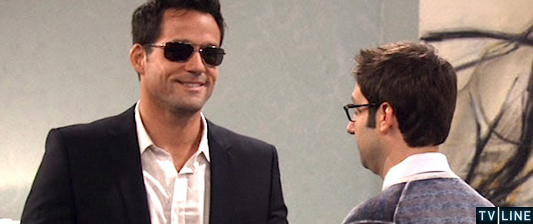 Veja ator de <i>Cougar Town</I> em cena de <i>Men at Work</i>
