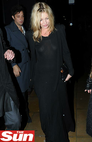 Sem sutiã, Kate Moss usa vestido transparente em festa