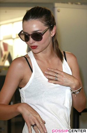Miranda Kerr exibe o sutiã em aeroporto