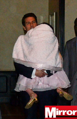 Tom Cruise carrega a filha após festa em Nova York