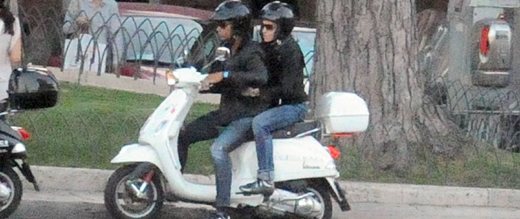 Madonna anda de vespa com o namorado em Roma