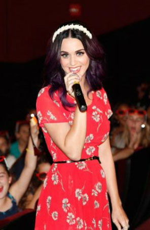 Katy Perry enlouquece fãs com aparição surpresa