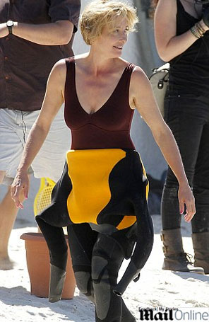 Emma Thompson é flagrada com corpão em cenas com Pierce Brosnan