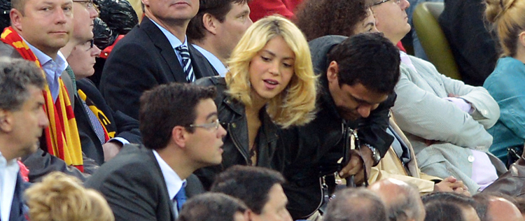 Shakira assiste a jogo do namorado na arquibancada