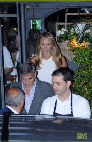 George Clooney janta com namorada na Itália