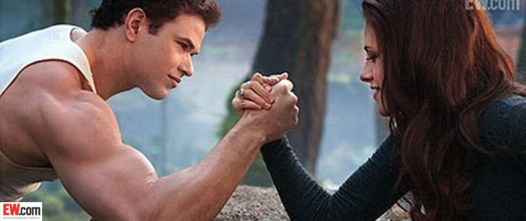 Kristen Stewart tira queda de braço com Kellan Lutz em nova cena de <i>Amanhecer</i>