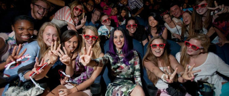 Katy Perry assiste a prévia de filme com fãs