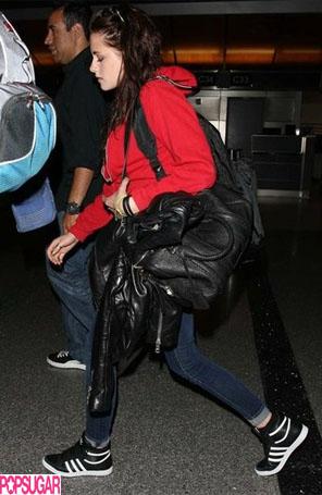 Kristen Stewart é clicada em aeroporto