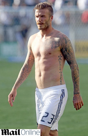 Após jogo de futebol, David Beckham tira a camisa e mostra <i>tattoos</i>