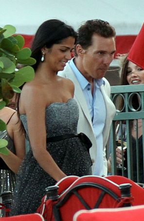 Depois de se casar, Camila Alves exibe barriguinha suspeita