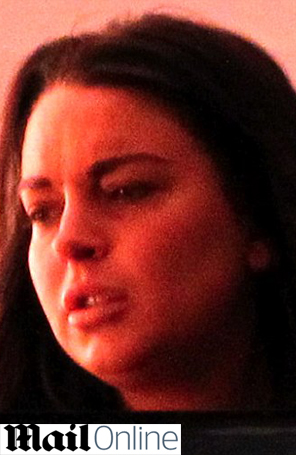 Lindsay Lohan é flagrada com o rosto inchado