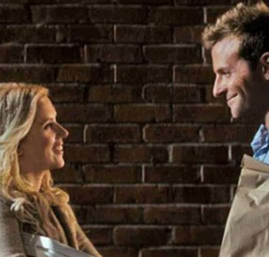 Scarlett Johansson e Bradley Cooper curtem jantar romântico Estrelando Scarlett Johansson e Bradley Cooper curtem jantar romântico Estrelando