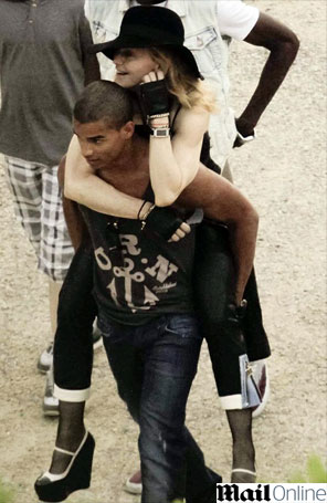 Madonna pega carona no colo do namorado em Florença