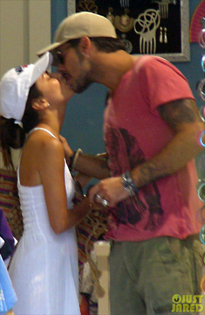 Eva Longoria é clicada aos beijos com o namorado