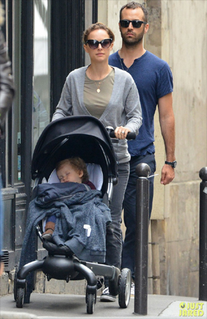 Natalie Portman é clicada com o marido e o filho na França