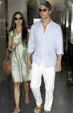 Matthew McConaughey e Camila Alves são clicados em aeroporto nos EUA